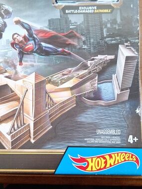 Hot Wheels Batman v Superman Batmobile City Chase Playset